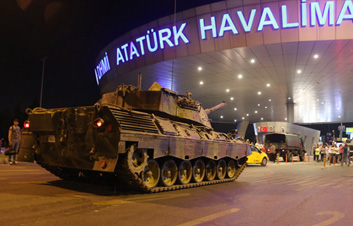 Darbeciler, Atatürk Havalimanını işgal etti.