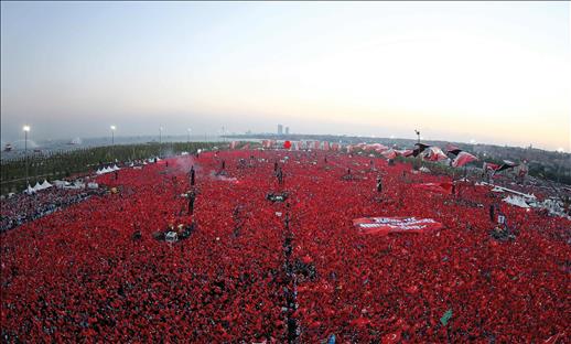 Milyonlarca insanın akın ettiği Yenikapı Meydanı’nda parti liderleri de milyonlara seslendi  